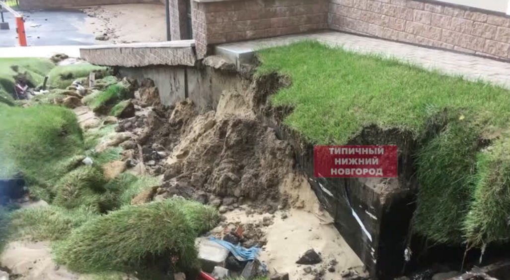 Земля ушла из-под ног у нижегородцев около новостройки на Сергиевской (ВИДЕО)