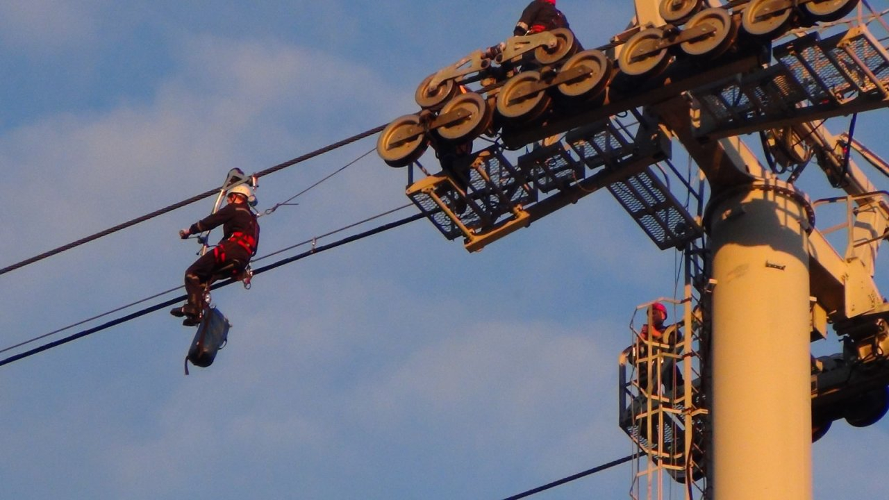 Нижегородские спасатели помогли пассажиру канатки на высоте (фото)