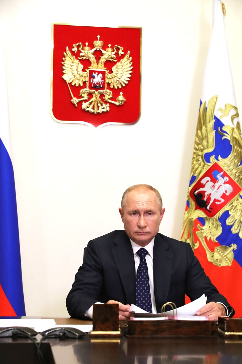 Владимир Путин увеличил зарплаты чиновников