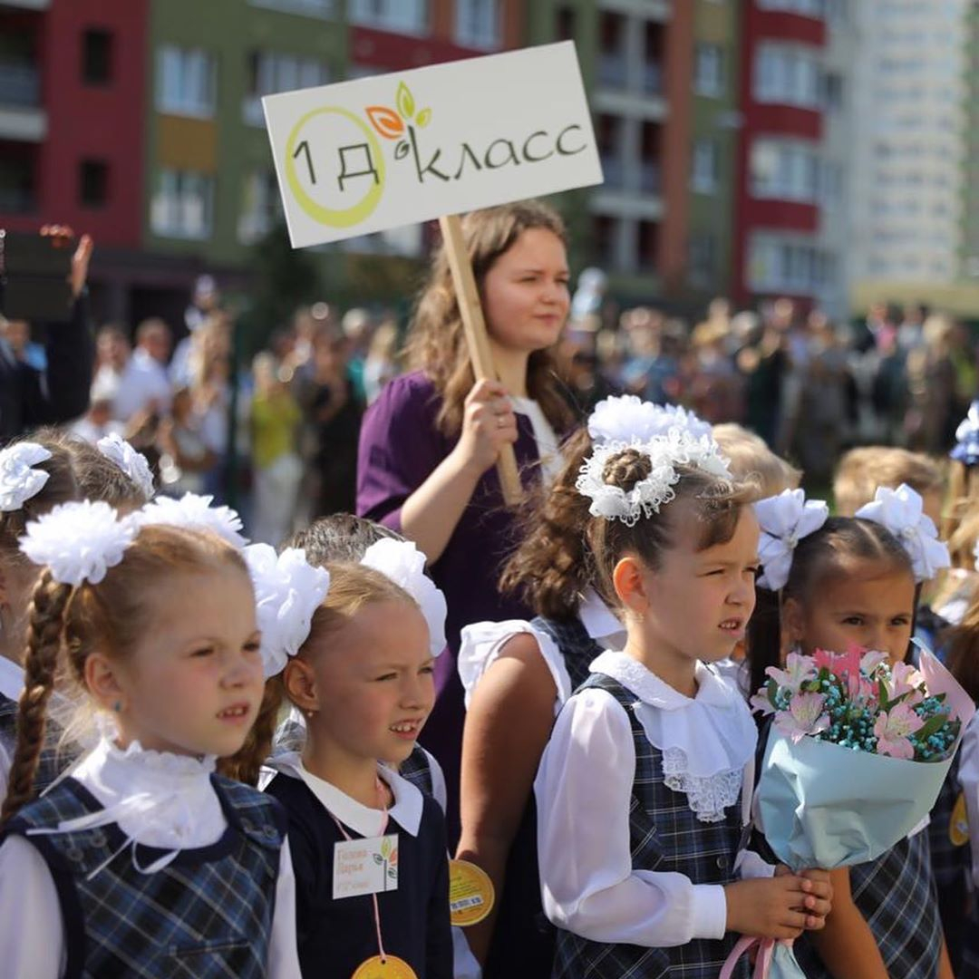 Нижегородские знаменитости поделились школьными снимками в Сети (фото)