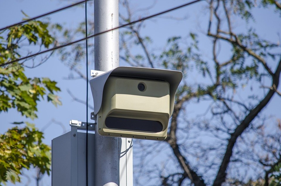 «Взбесившаяся камера»: в Кстовском районе припаркованное авто разгоняется до 80 км/ч