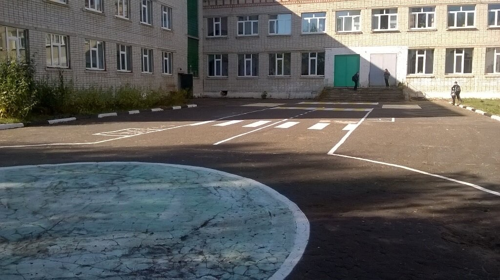 Первая в России школа закрыта на карантин. Дети, родители, учителя объявили войну