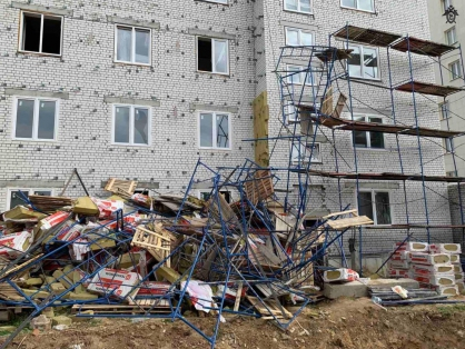 Семеро рабочих пострадали при обрушении строительных лесов в Нижнем Новгороде