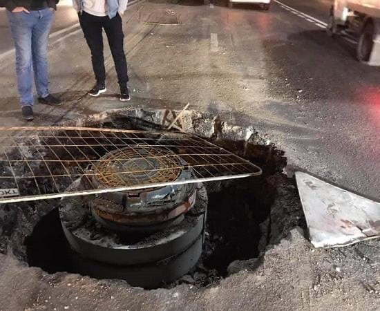 Нижегородцы испортили свои машины, угодив в яму на проспекте Гагарина