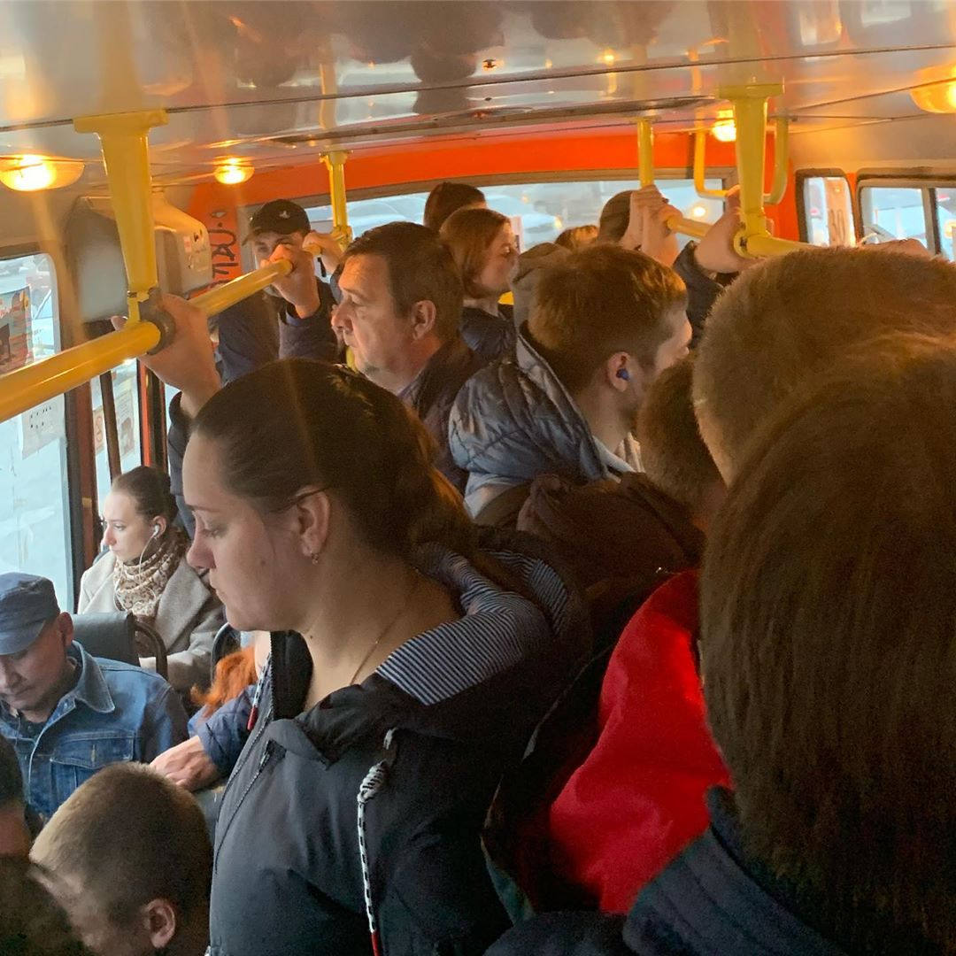Люди в автобусе