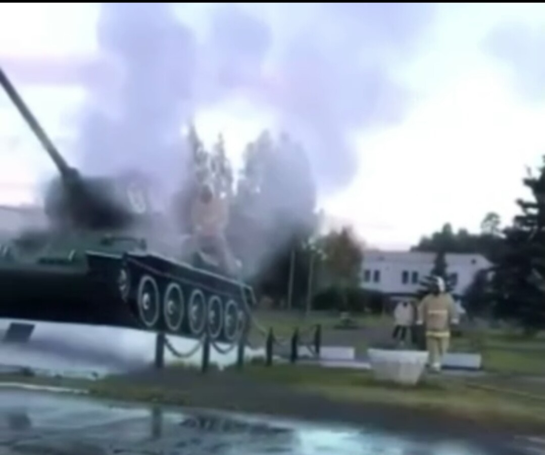 В центре нижегородского военного поселка загорелся танк (ВИДЕО)