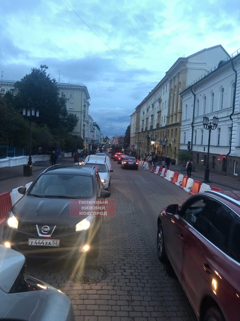 Автомобильная пробка образовалась на главной пешеходной улице в Нижнем Новгороде