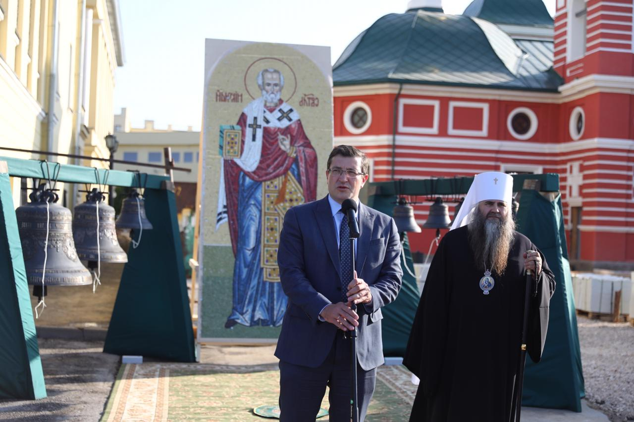Губернатор принял участие в чине освящения колоколов для Никольского храма