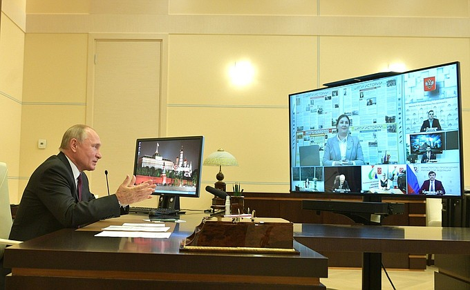 Президент России считает полный переход на онлайн-обучение не серьезным