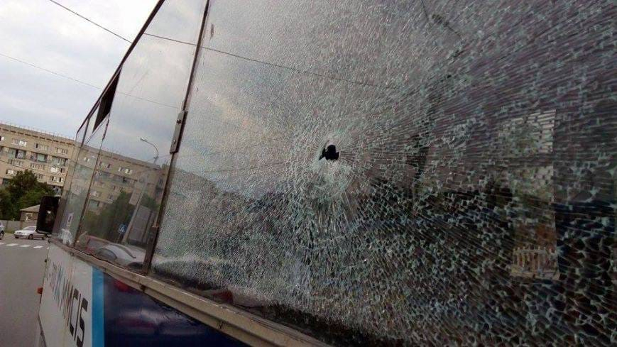 Неизвестный расстрелял автобус с людьми в Борском районе