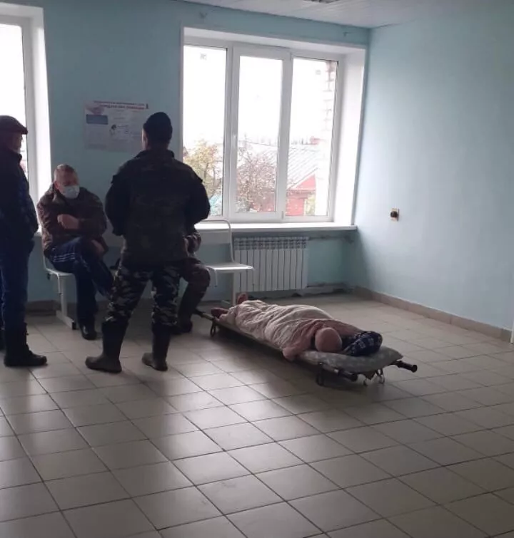 Фото к статье: Нижегородец с пневмонией был вынужден ожидать "скорую" на больничном полу