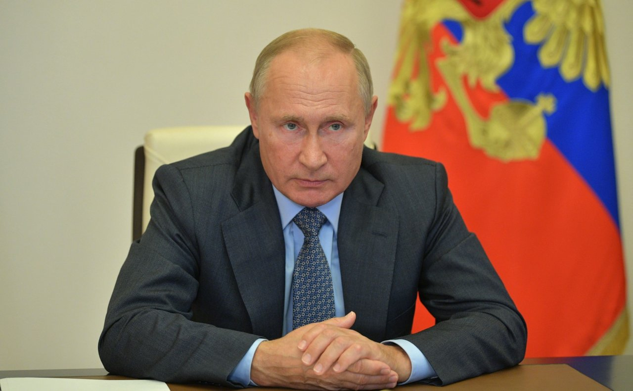 Путин подписал закон о продлении автоматических начислений детских пособий