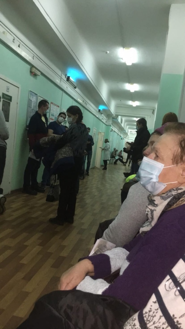 Испытание очередью: Жители Дзержинска часам сидят в поликлинике, ожидая приема у врача