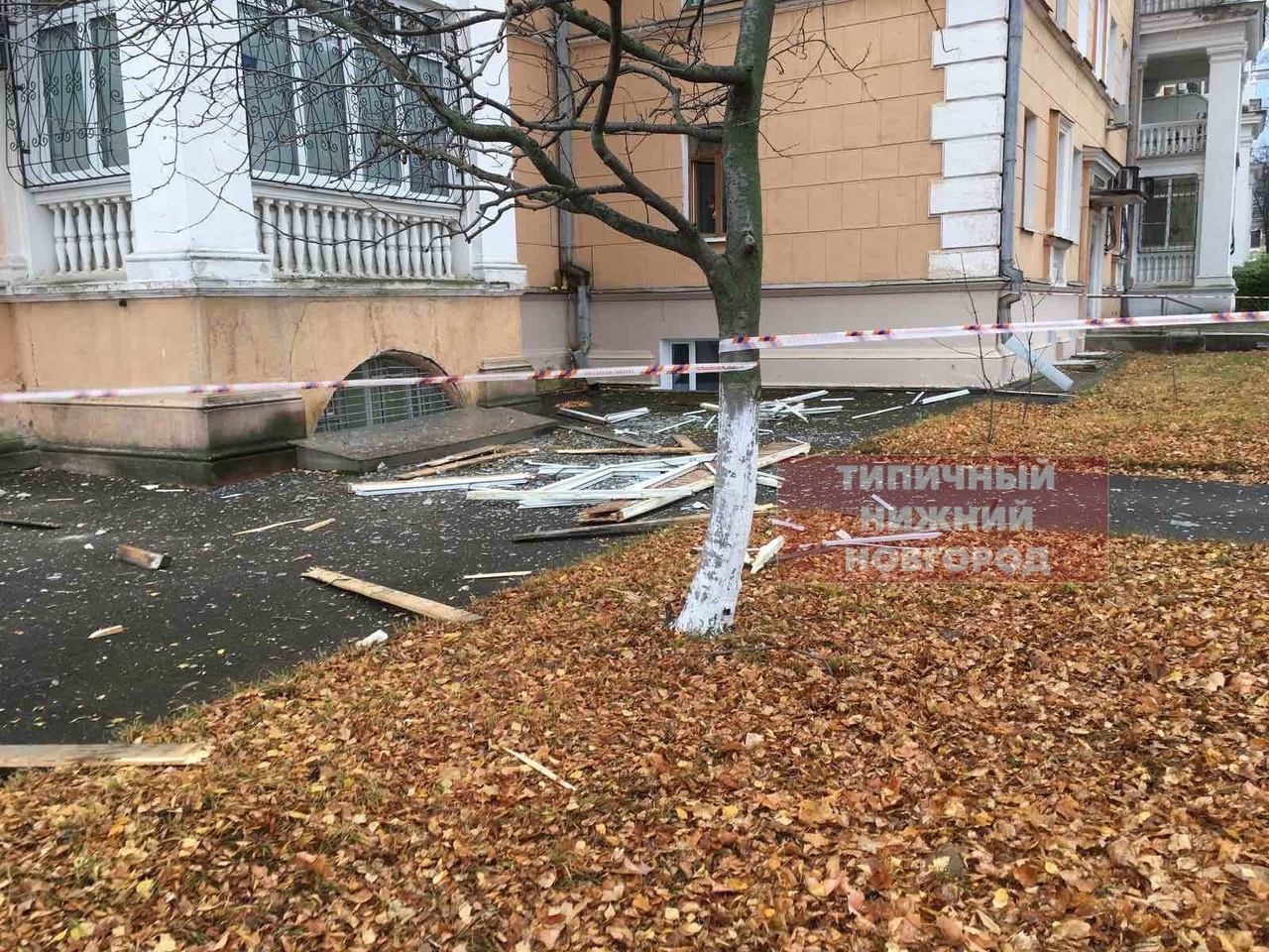 В центре Нижнего Новгорода обрушился балкон жилого дома, являющегося ОКН (ФОТО)