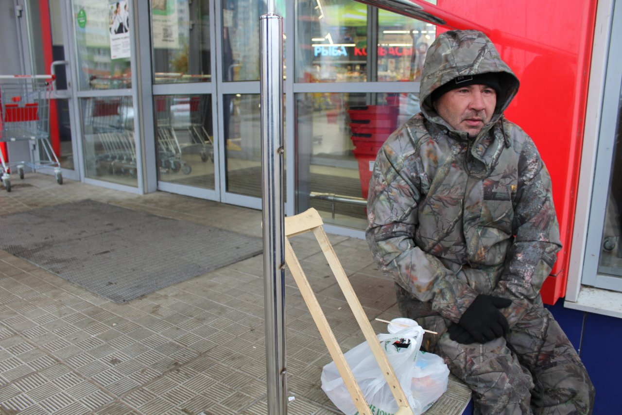 Бездомный из Татарстана живет на лавочке в Нижнем Новгороде, БОМЖ живет на  скамейке