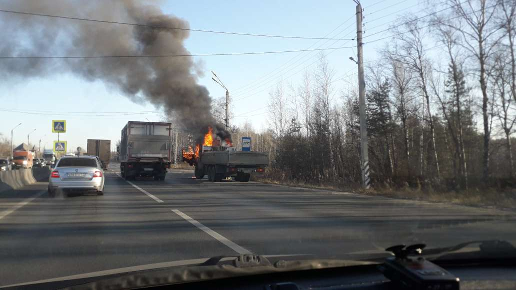 В Нижнем Новгороде на ходу вспыхнул и сгорел Камаз (ВИДЕО)
