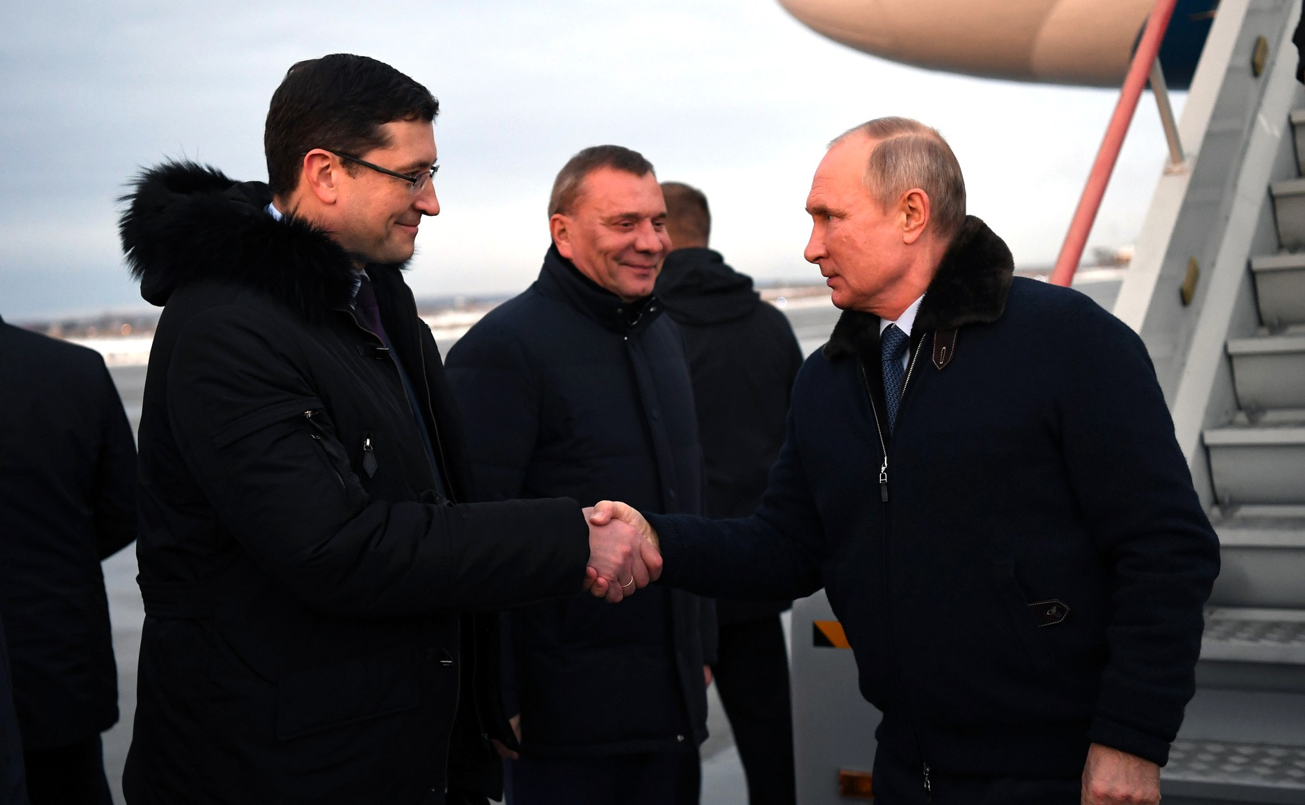 Песков объяснил отсутствие маски у Путина во время поездки в Саров