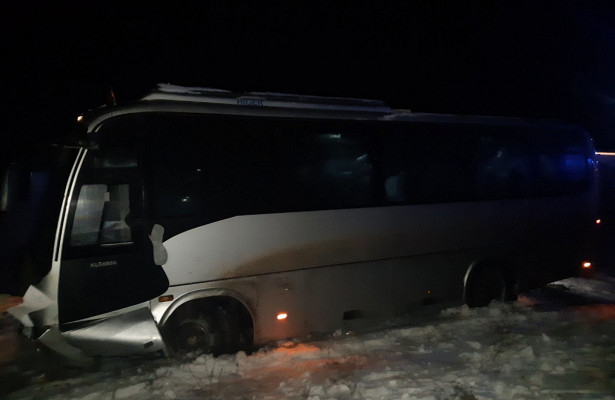 Автобус с пассажирами вылетел в кювет в Краснооктябрьском районе