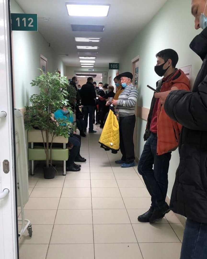 В поликлинике № 7 Нижнего Новгорода одна очередь для CОVID-больных и здоровых людей