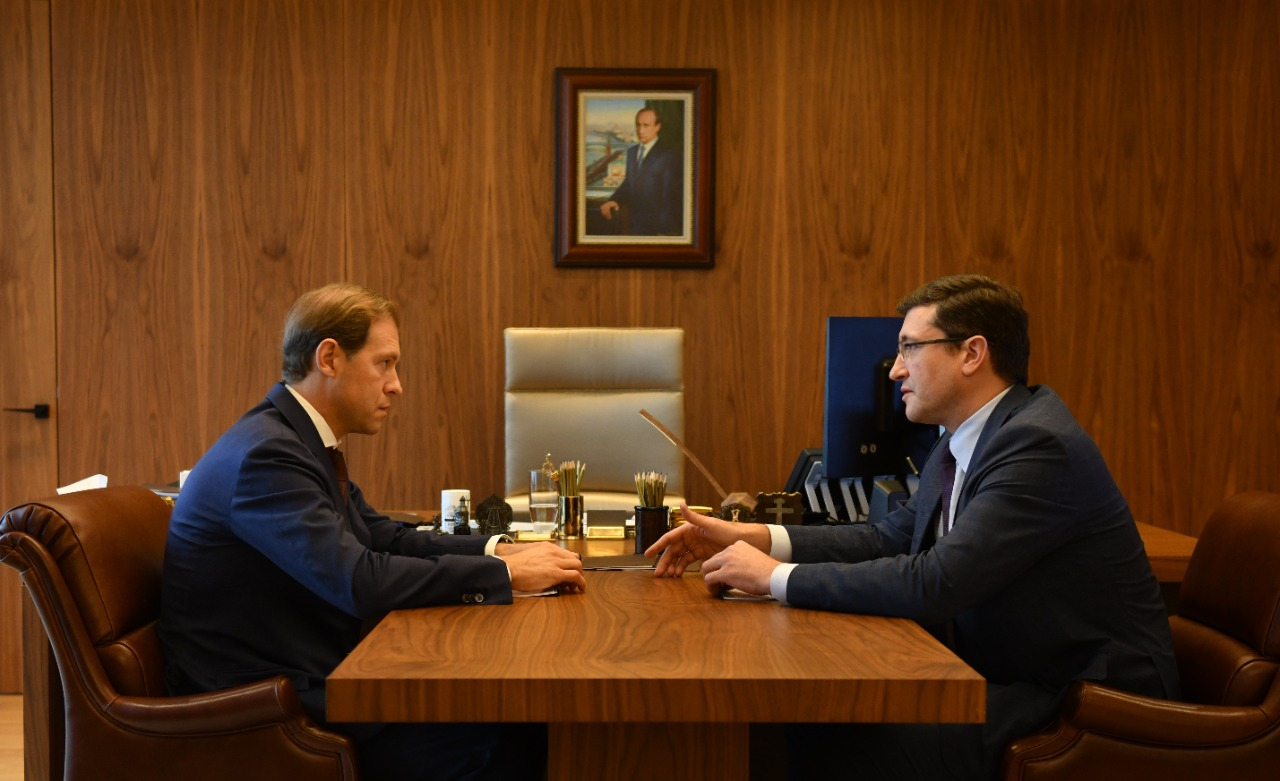 Денис Мантуров и Глеб Никитин обсудили реализацию в регионе нацпроектов