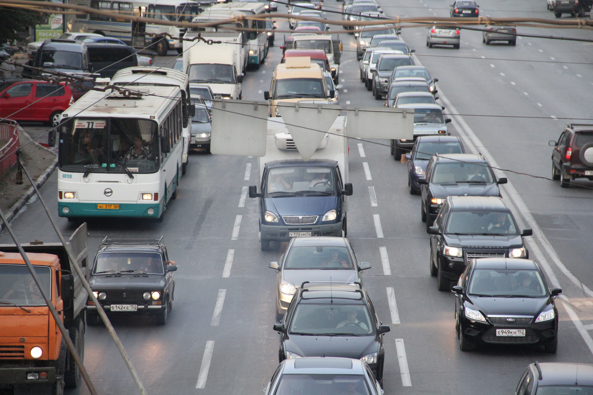 Семибалльные пробки сковали нижегородские дороги вечером 4 декабря