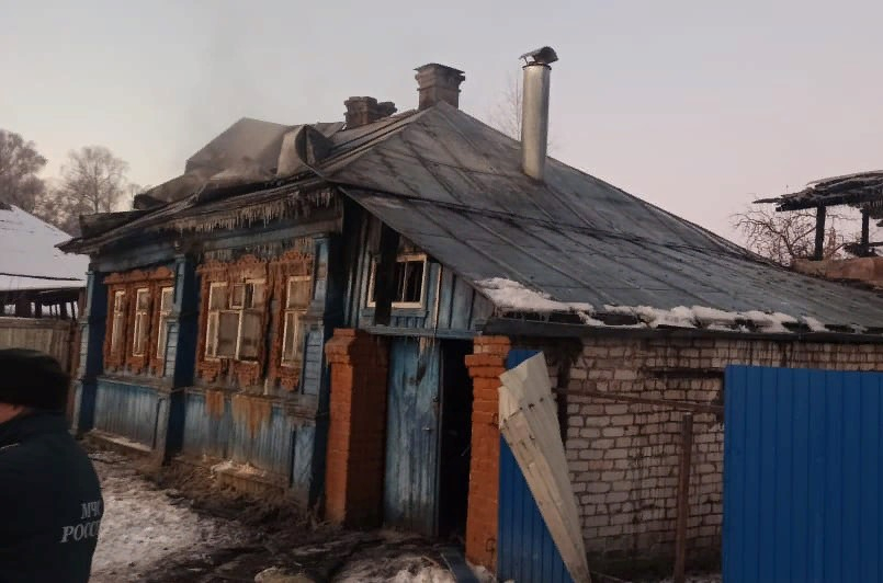 Три человека погибли при возгорании деревянного дома в Семенове