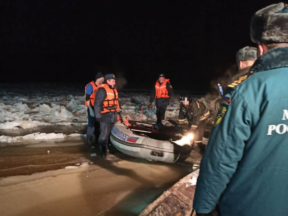 Спасатели МЧС спасли 13-летнюю девочку, решившую перейти Волгу по льду
