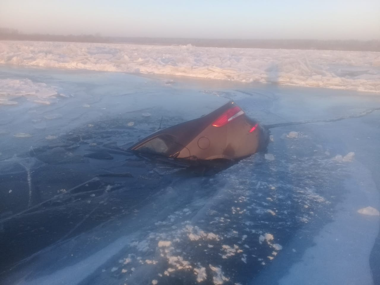 Водитель иномарки срезал путь и провалился под лед в Лысковском районе