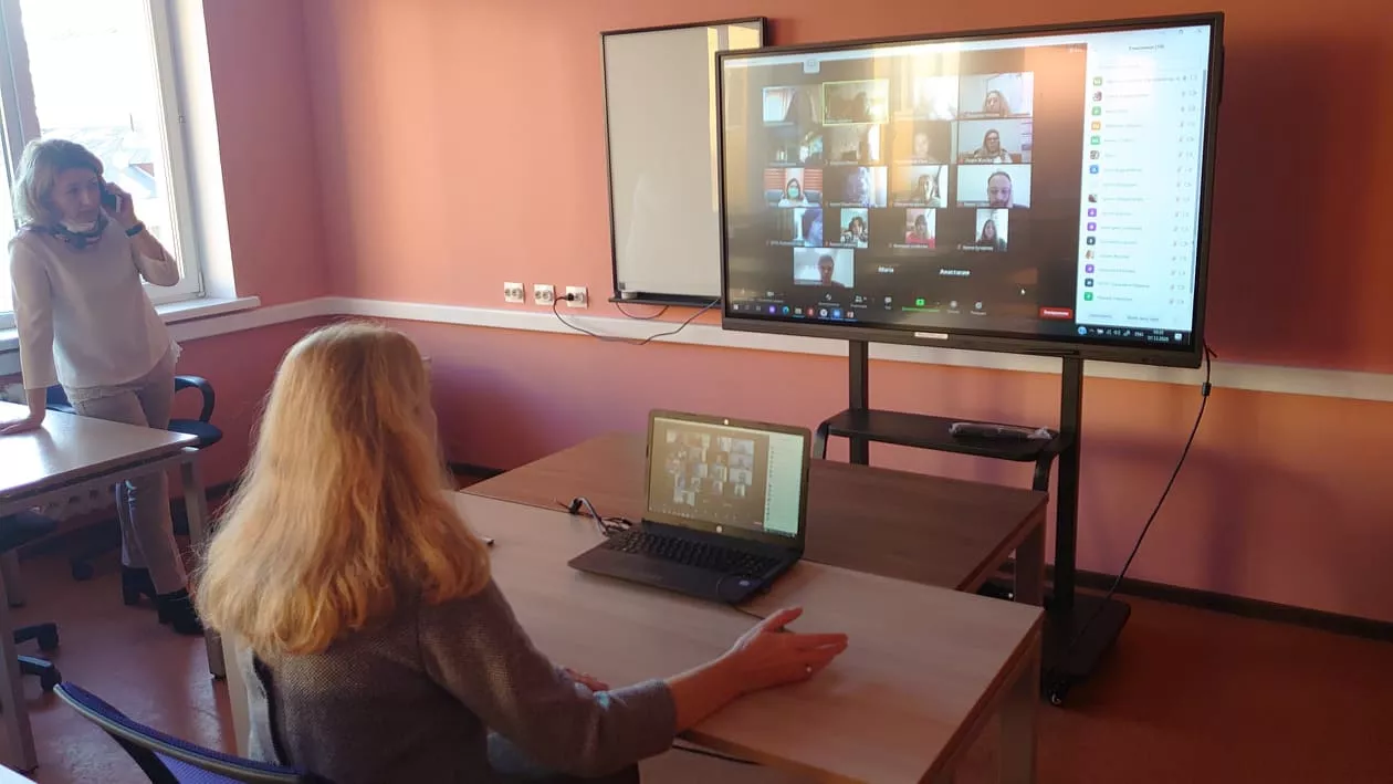 Фото к статье: Учителя со всей страны повышают в НГЛУ квалификацию на бесплатных курсах
