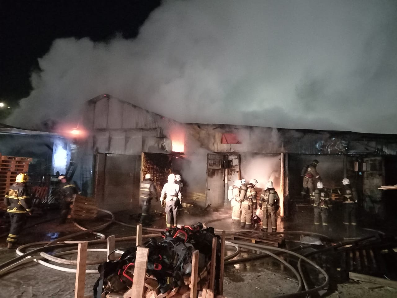 Огонь уничтожил ангар площадью 200 квадратных метров в Сормове