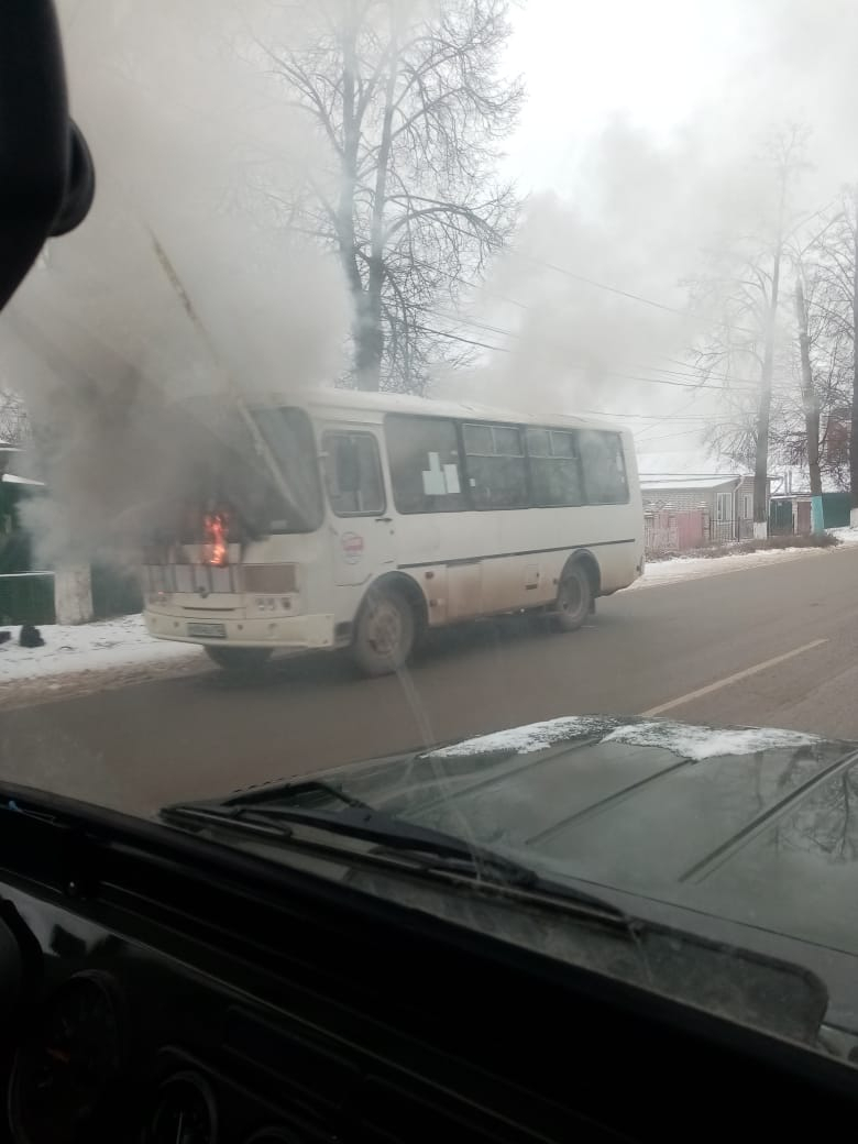 Автобус с людьми вспыхнул в Павлове 16 декабря