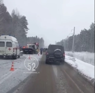 Фура и эвакуатор столкнулись на трассе в Семеновском районе