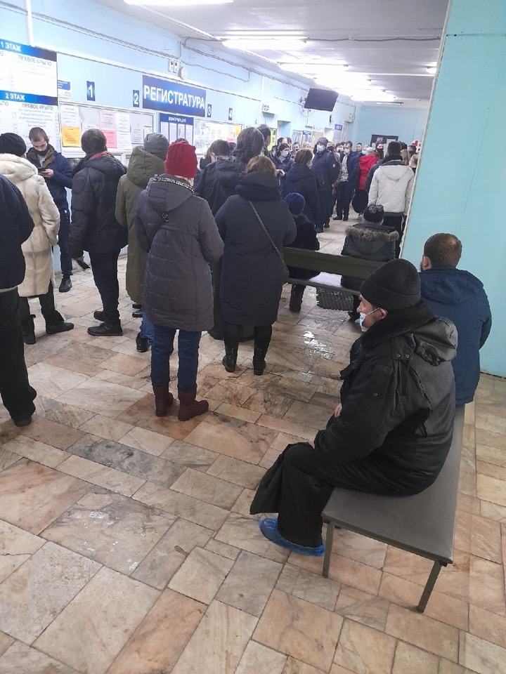Нижегородцы пожаловались на 4-часовые очереди в одной из поликлиник города