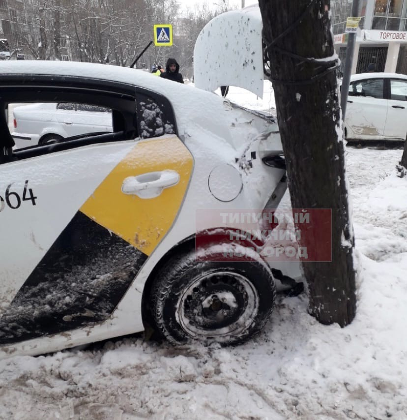 Автомобиль такси и иномарка столкнулись в центре Нижнего Новгорода (ФОТО)