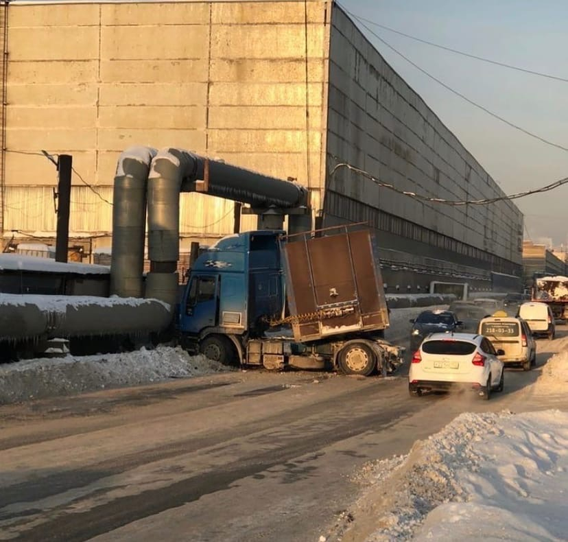 Фура снесла трубопровод в Ленинском районе Нижнего Новгорода