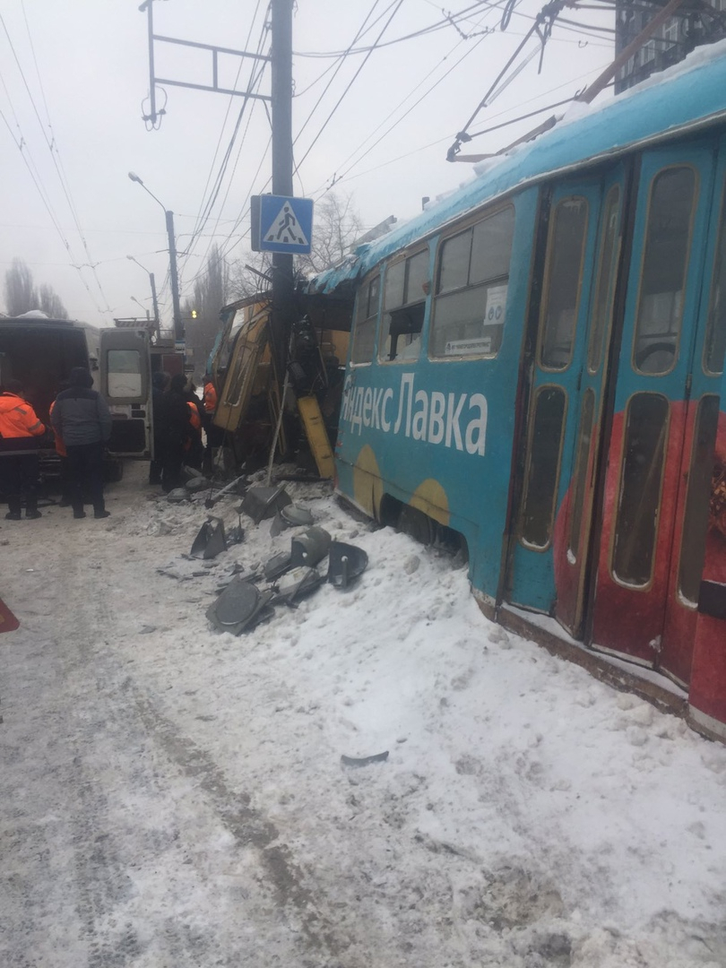 Ведомства запутались в причинах столкновения трамвая со столбом на Буревестнике