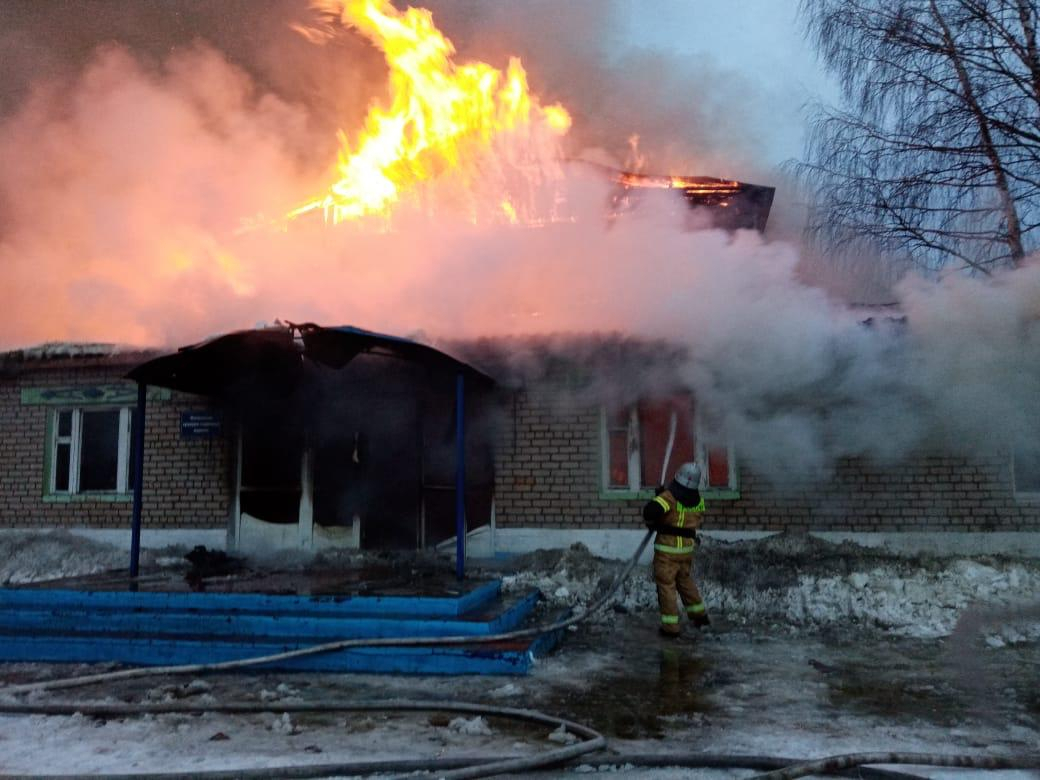 Культурно-спортивный комплекс загорелся на площади 300 кв.м. в Нижегородской области
