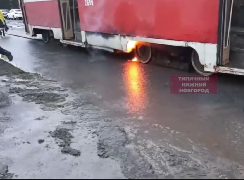 Трамвай загорелся во время движения в Нижнем Новгороде (ВИДЕО)
