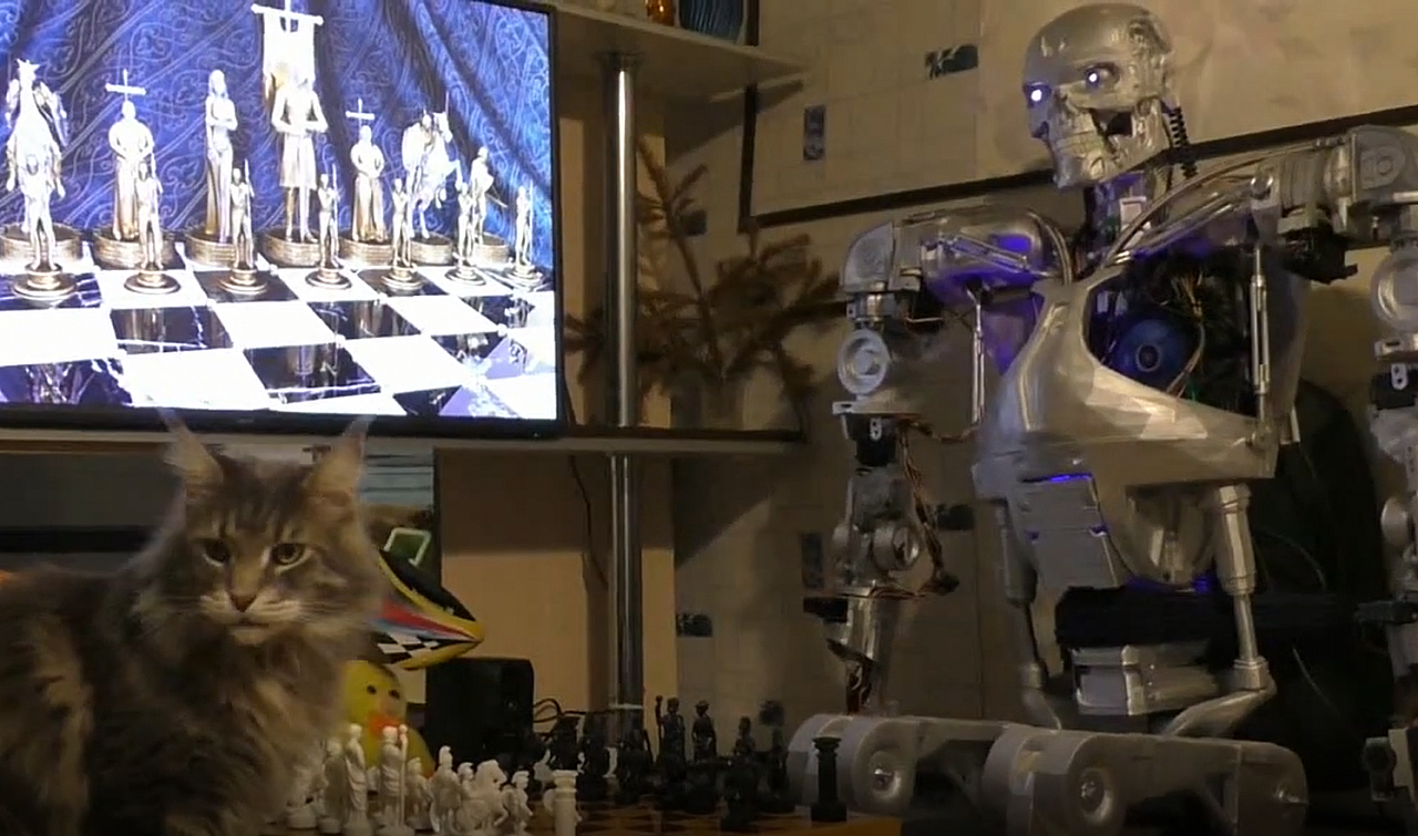 Мужчина создал «терминатора» и играет с ним в шахматы