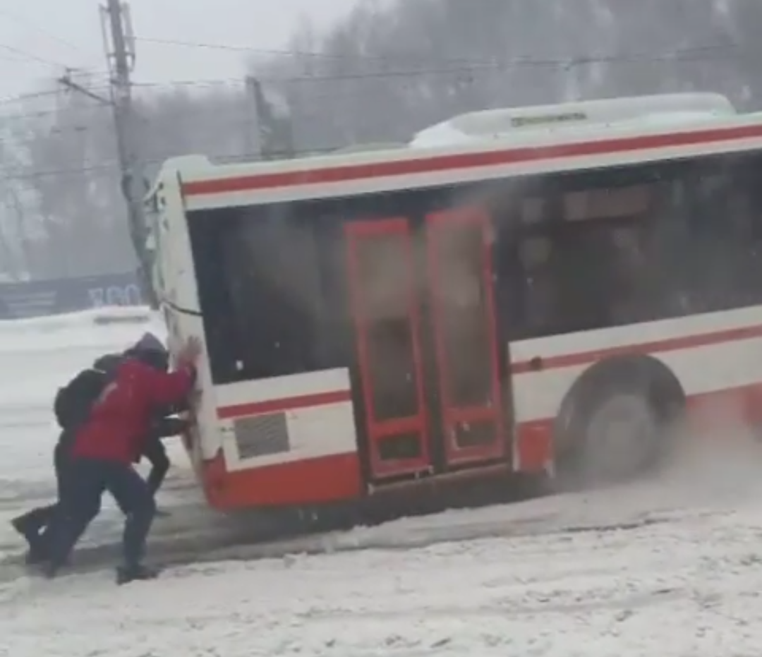 Нижегородцы выталкивали автобус, застрявший в снегу на проспекте Гагарина  (ВИДЕО)