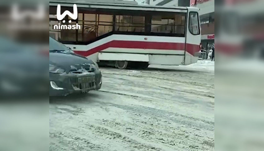 Трамвай сошел с рельсов рядом с ТРК «Небо» в Нижнем Новгороде