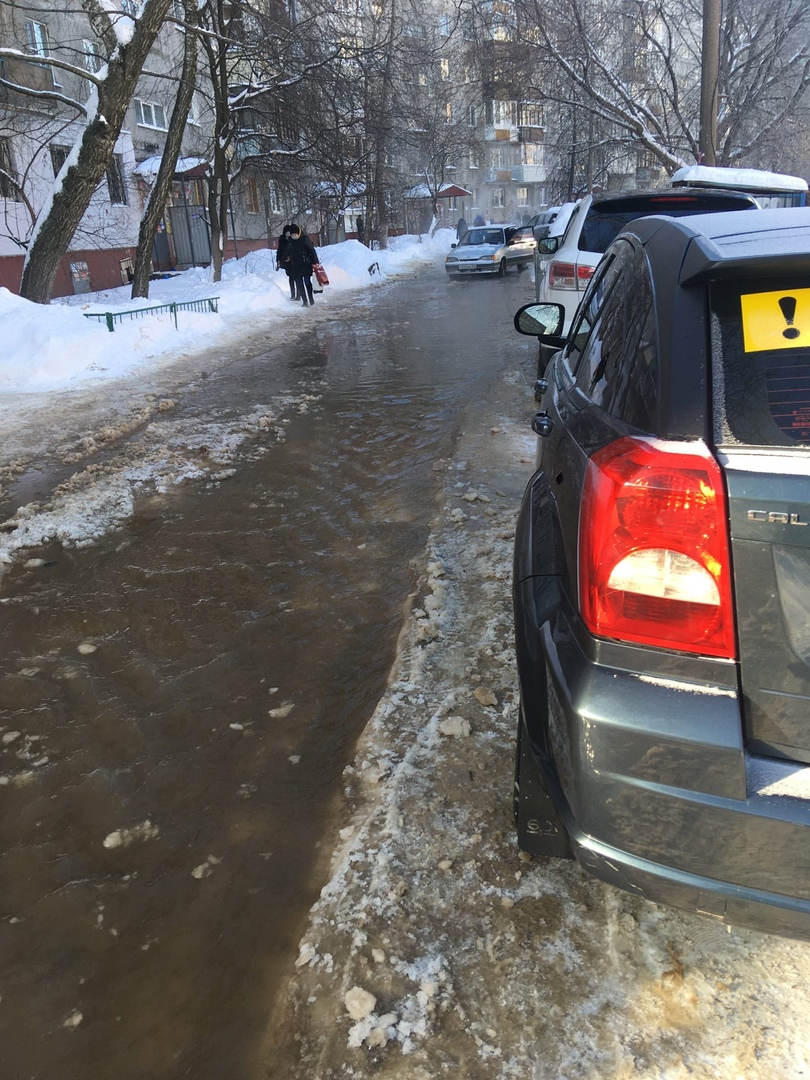 Улицу Акимова в Нижнем Новгороде затопило из-за прорыва водопровода 20 февраля