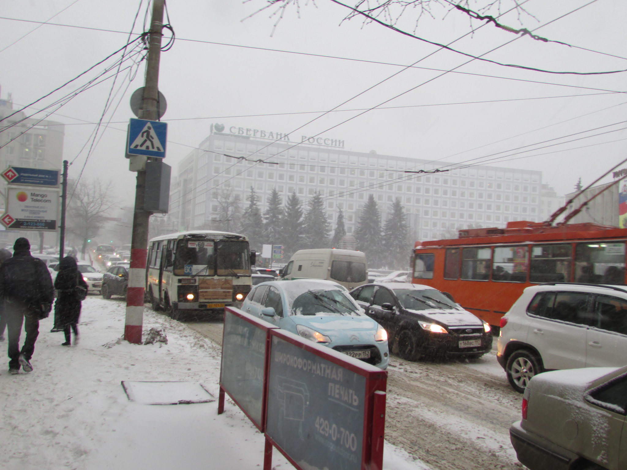 Огромные пробки образовались в Нижнем Новгороде из-за неубранного снега