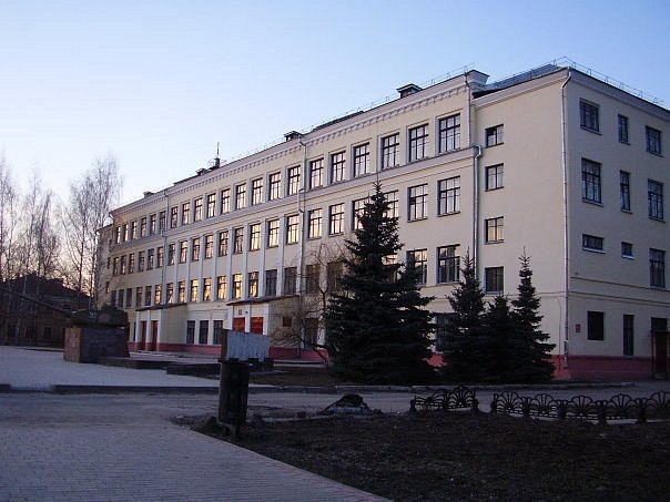 Учащихся начальных классов в Нижнем Новгороде морозят на улице из-за коронавируса