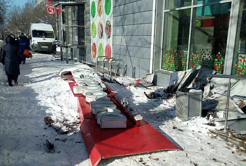 Фото к статье: Пенсионерка погибла из-за обрушения вывески магазина в Нижнем Новгороде
