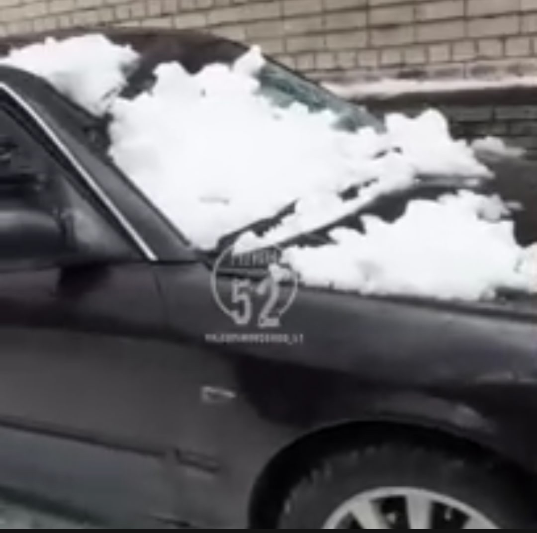 Ледяные глыбы повредили несколько автомобилей, припаркованных около дома по улице Пушкина