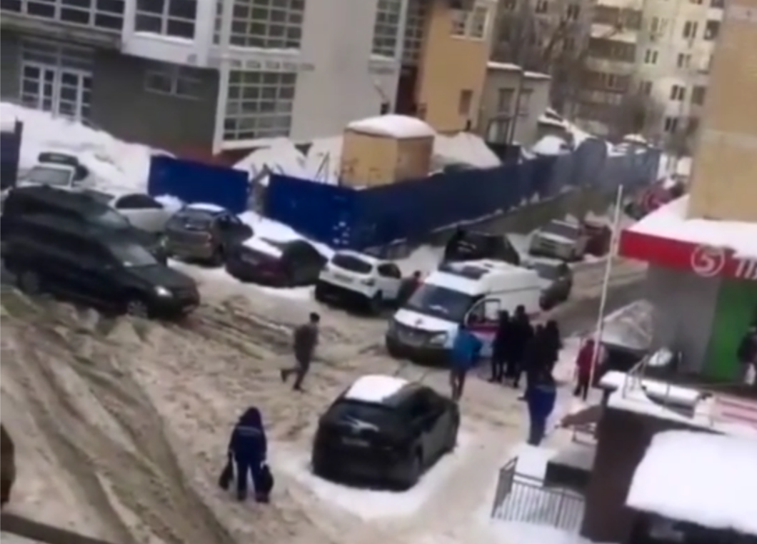 Скорая помощь не смогла выехать из двора в Советском районе из-за неубраного снега