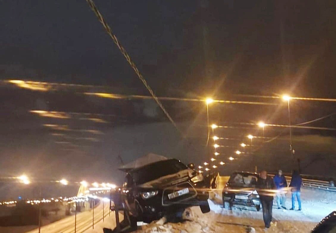 Иномарка повисла на краю Борского моста в ночь на 8 марта