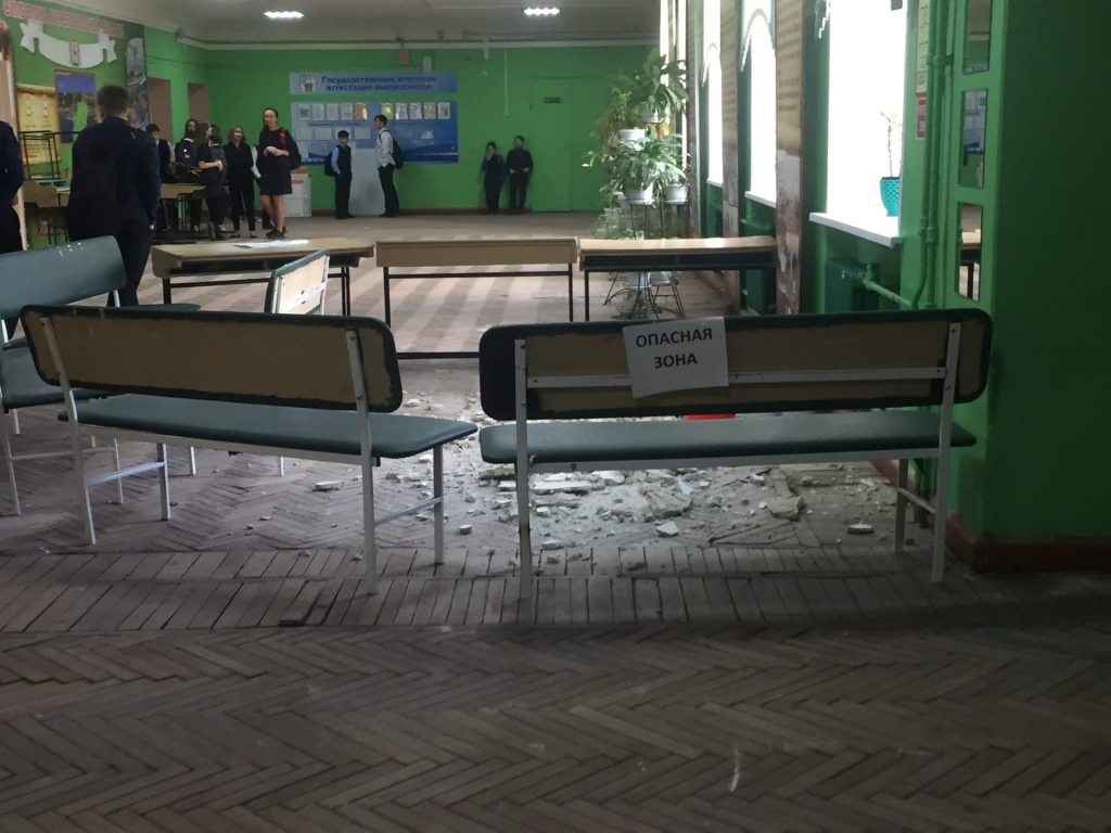 Ученики школы № 69 Нижнего Новгорода будут учиться под рухнувшим потолком