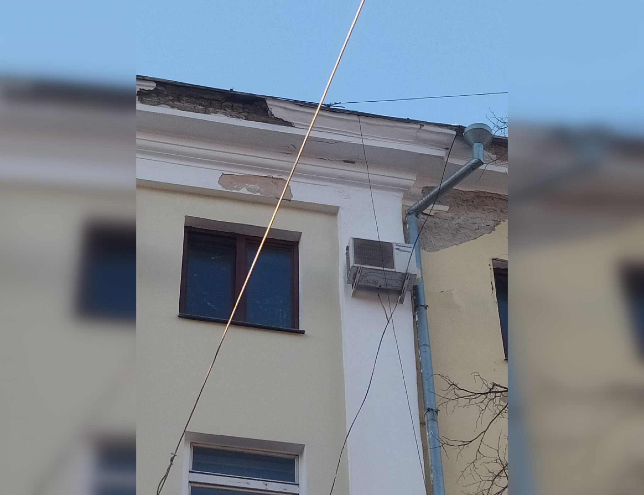 Кусок фасада Алексеевского пассажа рухнул на пешеходную дорожку